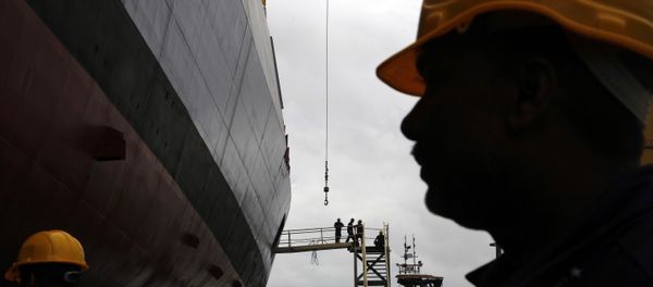 Workers prepare the indigenously built “Mormugao” warship for its launch in Mumbai, India, Saturday, Sept. 17, 2016. - Sputnik International