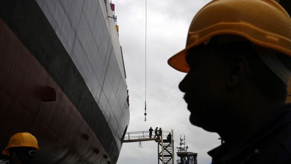 Workers prepare the indigenously built “Mormugao” warship for its launch in Mumbai, India, Saturday, Sept. 17, 2016. - Sputnik International