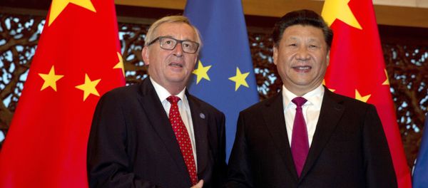 European Commission President Jean-Claude Juncker, left, and Chinese President Xi Jinping pose for a photo before a meeting at the Diaoyutai State Guesthouse in Beijing Tuesday, July 12, 2016. - Sputnik International