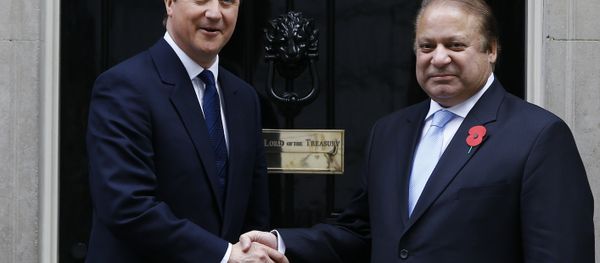 Britain's Prime Minister David Cameron, left, greets Pakistan's Prime Minister Nawaz Sharif at Downing Street in London, Saturday, April 25, 2015. - Sputnik International