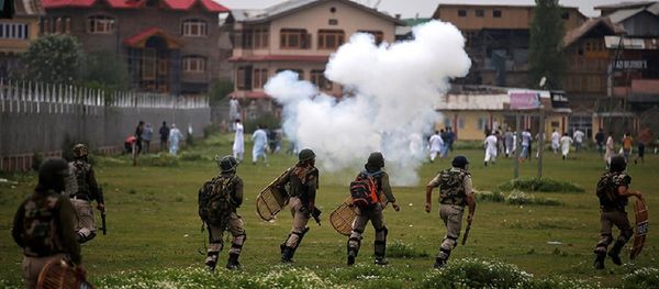 Indian police chase the demonstrators during a protest after Eid al-Fitr prayers, in Srinagar June, 26, 2017 - Sputnik International