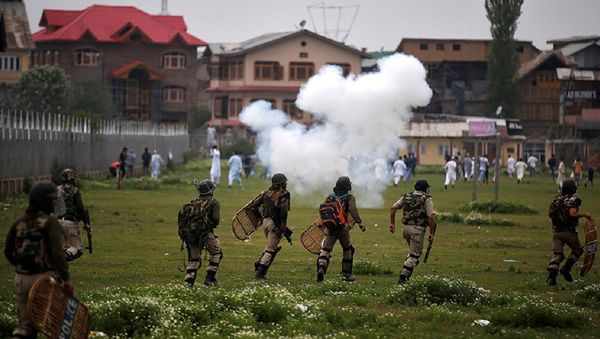 Indian police chase the demonstrators during a protest after Eid al-Fitr prayers, in Srinagar June, 26, 2017 Indian police chase the demonstrators during a protest after Eid al-Fitr prayers, in Srinagar June, 26, 2017 - Sputnik International