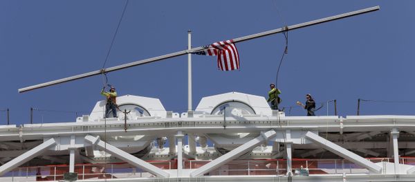 Construction workers place the final piece of steel in the superstructure that will support the retractable roof over the Arthur Ashe Stadium, Wednesday, June 10, 2015, in New York. - Sputnik International
