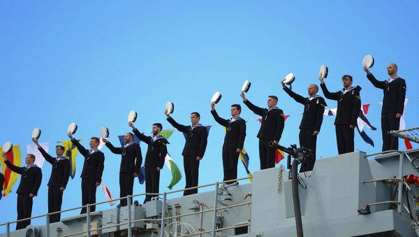 The crew of the British Royal Navy ship HMS Bulwark salute Queen Elizabeth II, bottom left, during her boat trip across Valletta Harbor, Saturday, Nov. 28, 2015. - Sputnik International