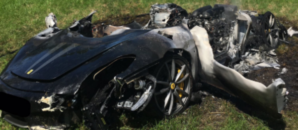 UK man crashes and destroys Ferrari an hour after buying it - Sputnik International