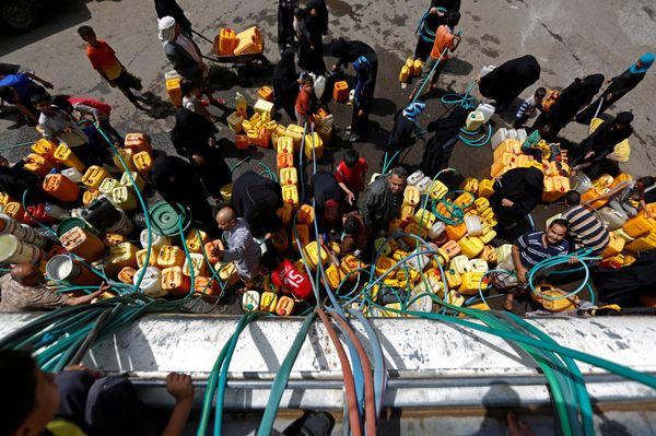 People gather to fill up their jerrycans with drinking water from a charity tanker truck, amid a cholera outbreak, in Sanaa, Yemen, July 12, 2017. People gather to fill up their jerrycans with drinking water from a charity tanker truck, amid a cholera outbreak, in Sanaa, Yemen, July 12, 2017. - Sputnik International