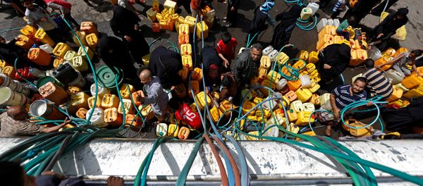 People gather to fill up their jerrycans with drinking water from a charity tanker truck, amid a cholera outbreak, in Sanaa, Yemen, July 12, 2017. People gather to fill up their jerrycans with drinking water from a charity tanker truck, amid a cholera outbreak, in Sanaa, Yemen, July 12, 2017. - Sputnik International