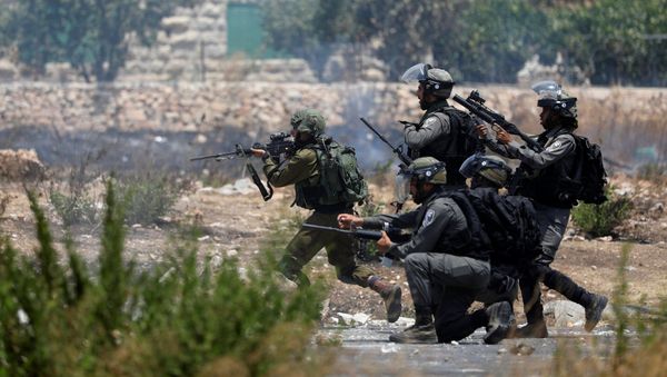 Israeli forces aim their weapons during clashes with Palestinian protesters near the Jewish settlement of Beit El, near the West Bank city of Ramallah July 24, 2017 - Sputnik International