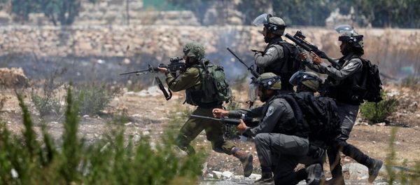 Israeli forces aim their weapons during clashes with Palestinian protesters near the Jewish settlement of Beit El, near the West Bank city of Ramallah July 24, 2017 - Sputnik International