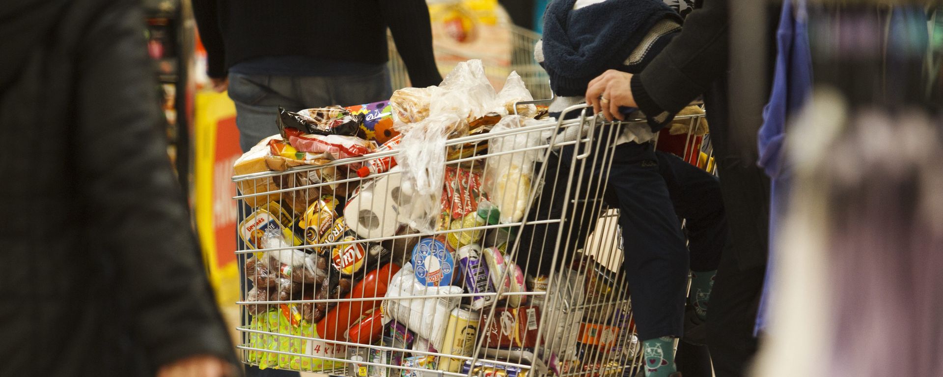 Customers buy in the Tesco supermarket in Nagykanizsa 208 kms southwest of Budapest, Hungary Customers buy in the Tesco supermarket in Nagykanizsa 208 kms southwest of Budapest, Hungary - Sputnik International, 1920, 18.11.2022