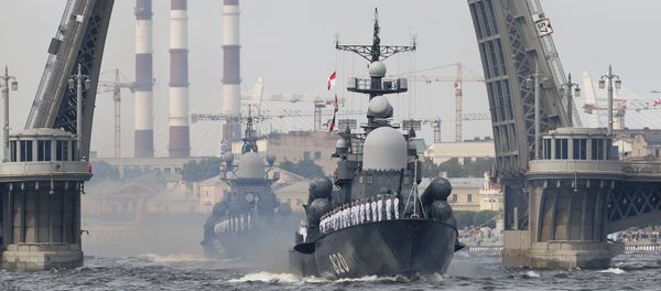 A Russian Navy vessels ride along Neva river taking part in the naval parade during the Navy Day celebration in St.Petersburg, Russia, on Sunday, July 30, 2017 - Sputnik International