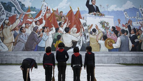 North Korean school girls holding brooms bow to pay their respects toward a mural which shows the late North Korean leader Kim Il-sung delivering a speech, before sweeping the area surrounding this mural on Tuesday, Dec. 1, 2015, in Pyongyang, North Korea - Sputnik International