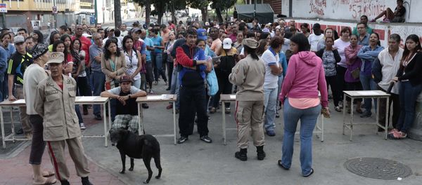 People wait to cast their vote at a polling station during the Constituent Assembly election in Caracas, Venezuela, July 30, 2017 - Sputnik International