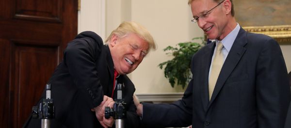 U.S. President Donald Trump participates in a strength vial test accompanied by Corning Pharmaceutical Glass Chairman and CEO Wendell Weeks during a Made in America event on pharmaceutical glass manufacturing, at the Roosevelt Room of the White House in Washington, U.S., July 20, 2017 - Sputnik International