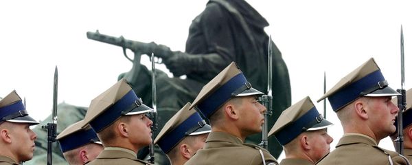 Polish Army soldiers stand to attention during a wreath laying ceremony marking the 62nd anniversary of the end of WWII in Europe, at the Soviet Army cemetery in Warsaw, Poland, Wednesday, May 9, 2007 Polish Army soldiers stand to attention during a wreath laying ceremony marking the 62nd anniversary of the end of WWII in Europe, at the Soviet Army cemetery in Warsaw, Poland, Wednesday, May 9, 2007 - Sputnik International