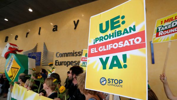 People take part in a protest against a planned $66 billion takeover of the U.S. seeds company Monsanto by Bayer and Monsanto's glyphosate herbicides, outside the European Commission headquarters in Brussels, Belgium July 19, 2017 - Sputnik International