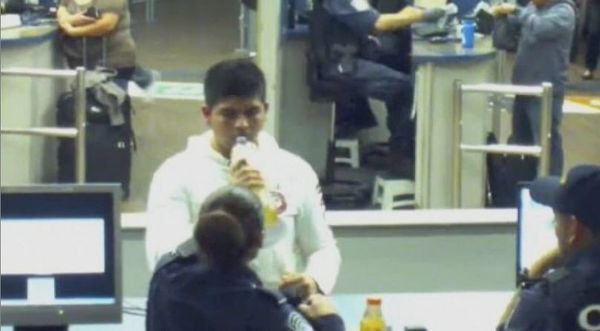 Mexican teenager Cruz Velazquez Acevedo drinks from a bottle containing liquid methamphetamine at a US border control point in San Ysidr. - Sputnik International