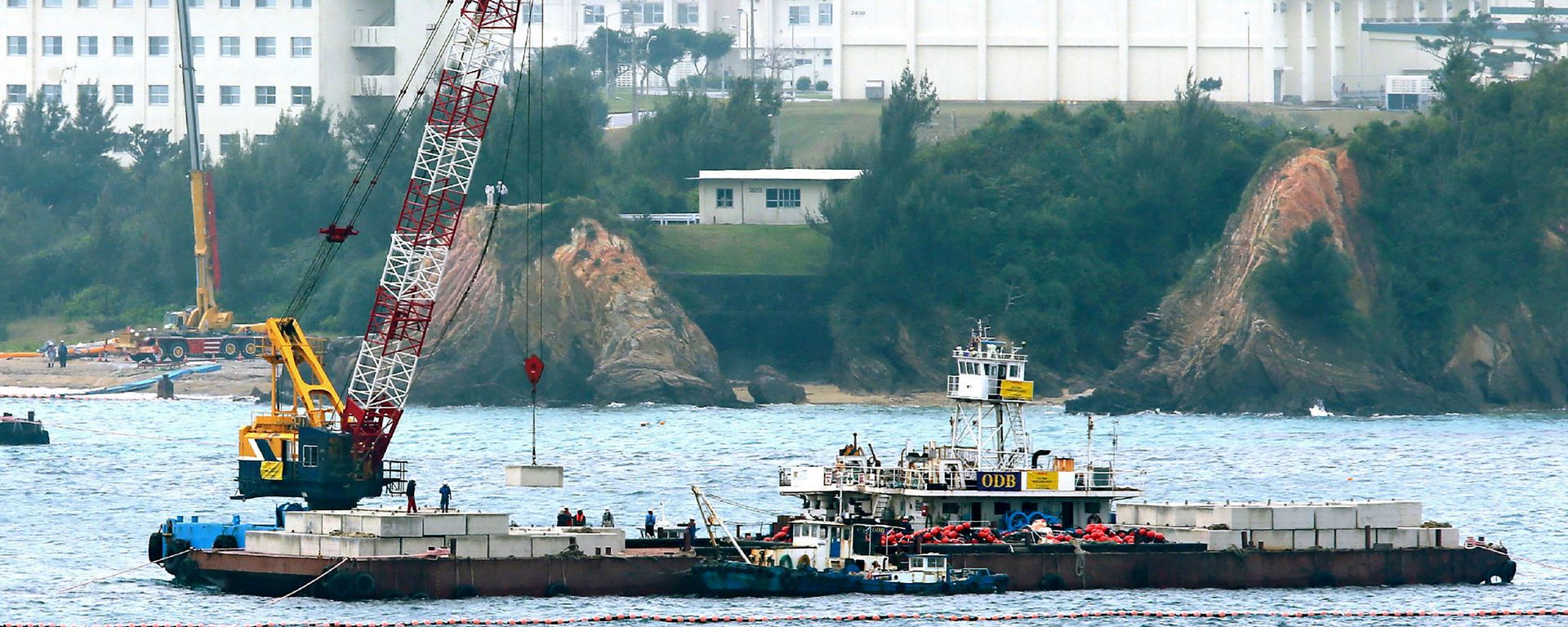 A crane barge works in the Henoko coastal area in Nago, Okinawa prefecture on February 6, 2017 A crane barge works in the Henoko coastal area in Nago, Okinawa prefecture on February 6, 2017 - Sputnik International, 1920, 18.10.2023