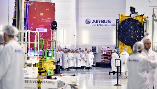 Airbus Defence and Space researchers work during the presentation of the satellite Eutelsat 172B, the first entirely electric European satellite, at the Airbus Defence and Space Headquarters in Toulouse on March 15, 2017, prior to its departure to Kourou where it will be launched in April 2017 - Sputnik International