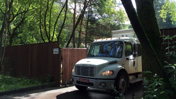 Moscow, Russia. A truck with diplomatic license plates removes property from the US Embassy's weekend houses in Serebryany Bor. In response to anti-Russia sanctions, imposed by the US Senate, the Russian For/eign Ministry has prevented the US Embassy from using weekend houses in Serebryany Bor and all warehouse facilities on Dorozhnaya Street from August 1 - Sputnik International