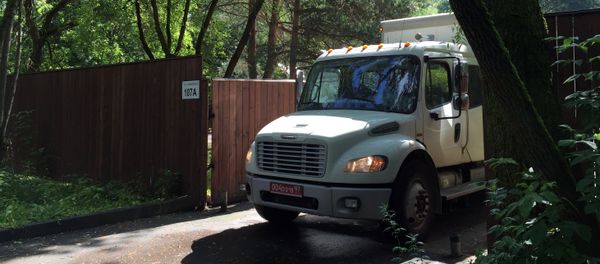 Moscow, Russia. A truck with diplomatic license plates removes property from the US Embassy's weekend houses in Serebryany Bor. In response to anti-Russia sanctions, imposed by the US Senate, the Russian For/eign Ministry has prevented the US Embassy from using weekend houses in Serebryany Bor and all warehouse facilities on Dorozhnaya Street from August 1 Moscow, Russia. A truck with diplomatic license plates removes property from the US Embassy's weekend houses in Serebryany Bor. In response to anti-Russia sanctions, imposed by the US Senate, the Russian For/eign Ministry has prevented the US Embassy from using weekend houses in Serebryany Bor and all warehouse facilities on Dorozhnaya Street from August 1 - Sputnik International