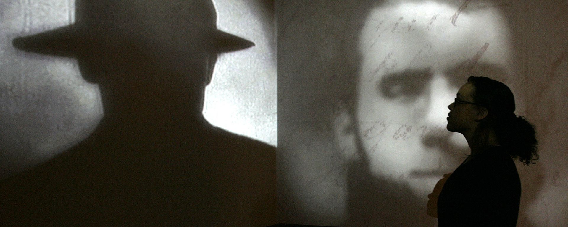 A member of staff poses stands in front of a screen showing a short movie about Jack the Ripper during a press preview for the exhibition Jack the Ripper and the East End at the Museum in Docklands, London, Wednesday, May 14, 2008. - Sputnik International, 1920, 08.08.2017