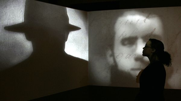 A member of staff poses stands in front of a screen showing a short movie about Jack the Ripper during a press preview for the exhibition Jack the Ripper and the East End at the Museum in Docklands, London, Wednesday, May 14, 2008. - Sputnik International