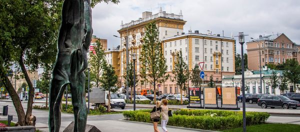 A general view taken on July 31, 2017 shows the US embassy building in Moscow. President Vladimir Putin on July 30, 2017 - Sputnik International