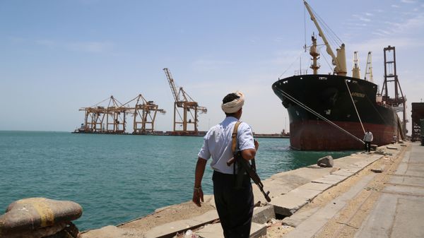 A soldier walks at Red Sea port of Hodeidah, Yemen May 10, 2017 - Sputnik International