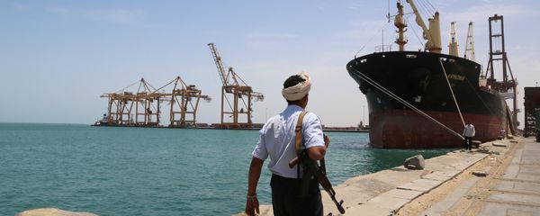 A soldier walks at Red Sea port of Hodeidah, Yemen May 10, 2017 - Sputnik International