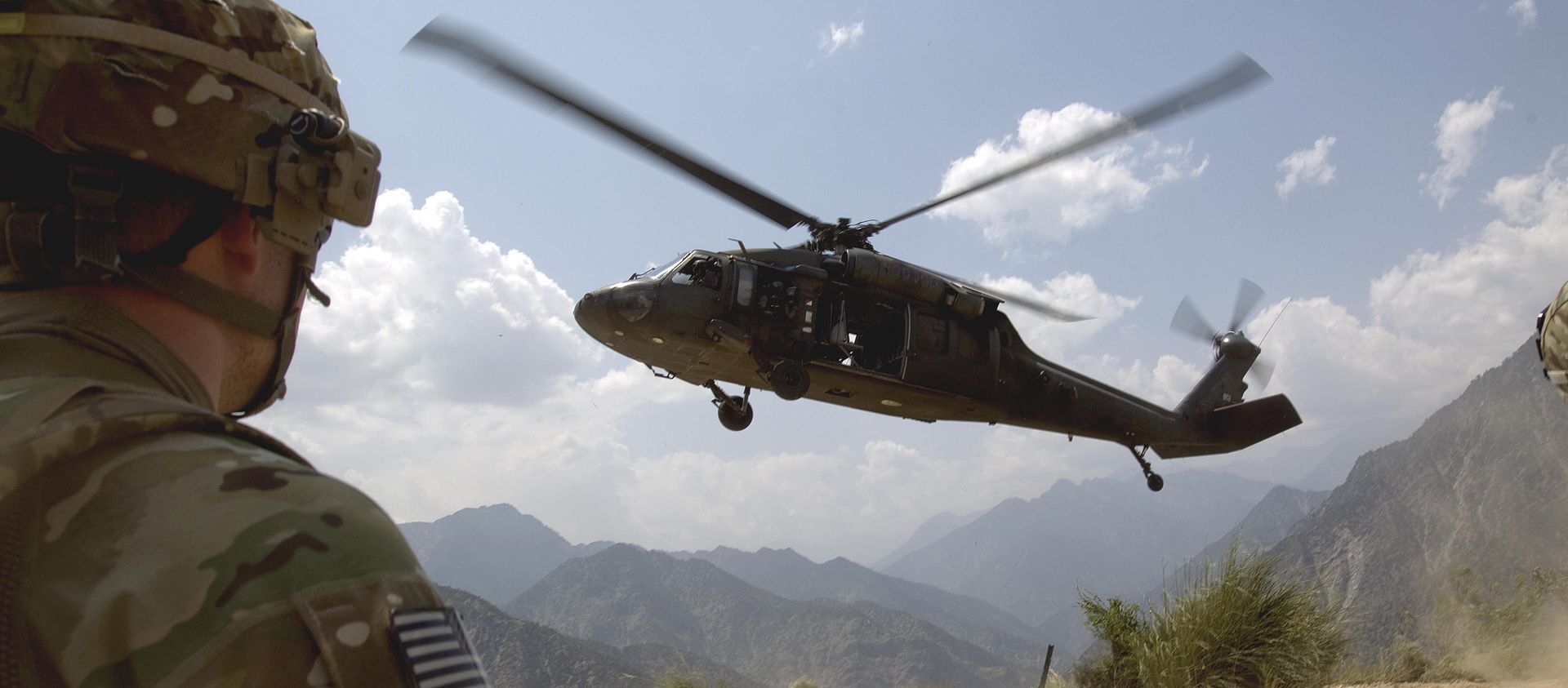Soldiers with the U.S. Army's 2nd Battalion 27th Infantry Regiment based in Hawaii, pull security as a Blackhawk helicopter lands during an assessment mission to Observation Point Mace days after insurgents attacked four outposts in the area killing some two dozen members of Afghan security forces Saturday, July 9, 2011 in Kunar province, Afghanistan Soldiers with the U.S. Army's 2nd Battalion 27th Infantry Regiment based in Hawaii, pull security as a Blackhawk helicopter lands during an assessment mission to Observation Point Mace days after insurgents attacked four outposts in the area killing some two dozen members of Afghan security forces Saturday, July 9, 2011 in Kunar province, Afghanistan - Sputnik International, 1920, 16.02.2018