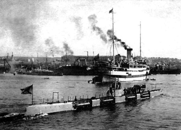 Submarine Morzh and hospital ship Imperator Pyotr Velikiy at Sevastopol Submarine Morzh and hospital ship Imperator Pyotr Velikiy at Sevastopol - Sputnik International
