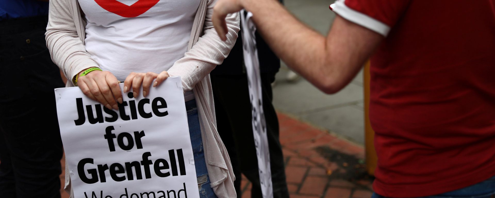 Demonstrators protest against the Grenfell Tower fire outside a Kensington and Chelsea Council meeting at Kensington Town Hall in London, Britain July 19, 2017. - Sputnik International, 1920, 07.11.2018