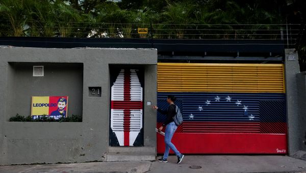 A woman walks in front of the house of Venezuelan opposition leader Leopoldo Lopez in Caracas, Venezuela August 1, 2017 - Sputnik International