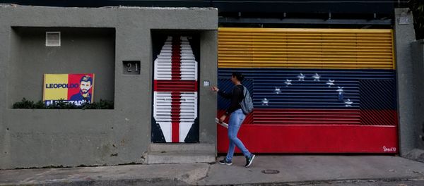 A woman walks in front of the house of Venezuelan opposition leader Leopoldo Lopez in Caracas, Venezuela August 1, 2017 A woman walks in front of the house of Venezuelan opposition leader Leopoldo Lopez in Caracas, Venezuela August 1, 2017 - Sputnik International