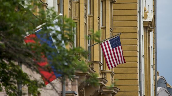 U.S. and Russian flags hung at the U.S. Embassy in Moscow, Russia, Friday, July 28, 2017 - Sputnik International