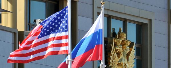 This photo taken on May 7, 2013 shows Russian and the US flags running up as the US Secretary of State arrives at Moscow Vnukovo Airport This photo taken on May 7, 2013 shows Russian and the US flags running up as the US Secretary of State arrives at Moscow Vnukovo Airport - Sputnik International