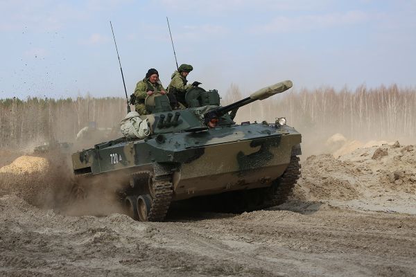 “Nobody But Us!” Russian Paratroopers Celebrate Professional Holiday - Sputnik International