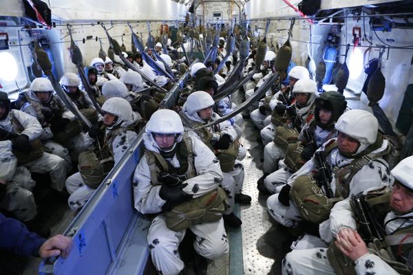 “Nobody But Us!” Russian Paratroopers Celebrate Professional Holiday - Sputnik International