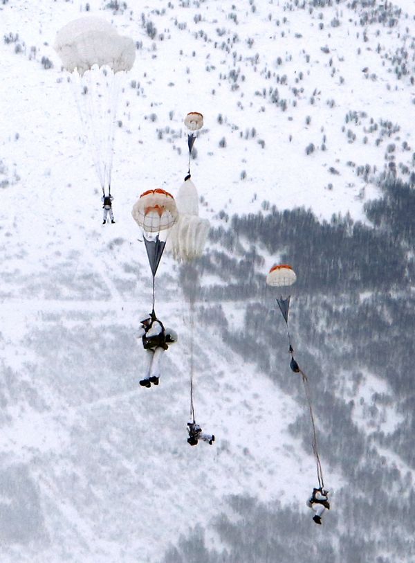 “Nobody But Us!” Russian Paratroopers Celebrate Professional Holiday - Sputnik International