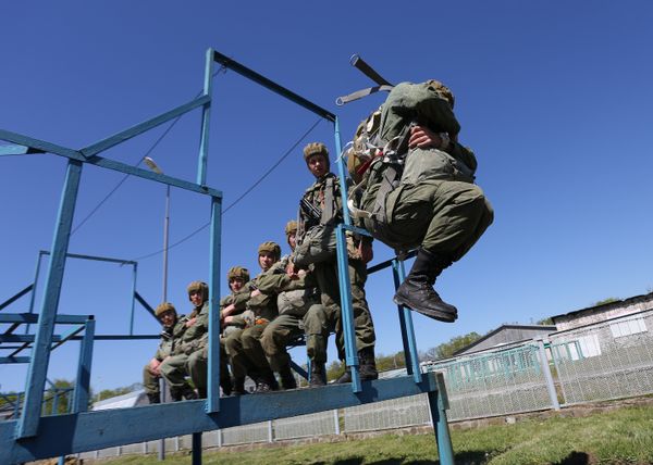 “Nobody But Us!” Russian Paratroopers Celebrate Professional Holiday - Sputnik International