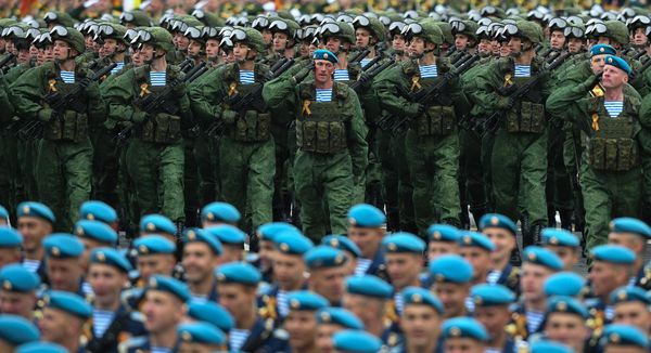 “Nobody But Us!” Russian Paratroopers Celebrate Professional Holiday - Sputnik International