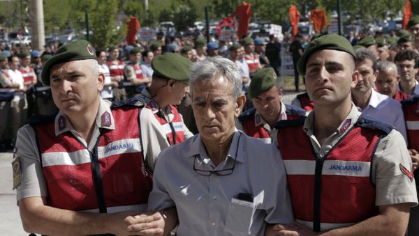 Paramilitary police and members of the special forces escort former Air Force commander Akin Ozturk and other suspects of last year's failed coup, outside the courthouse at the start of a trial, in Ankara, Turkey, Tuesday, August 1, 2017. - Sputnik International