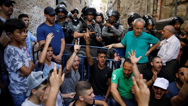 Palestinians shout slogans as Israeli border police officers guard in Jerusalem's Old City July 27, 2017 - Sputnik International