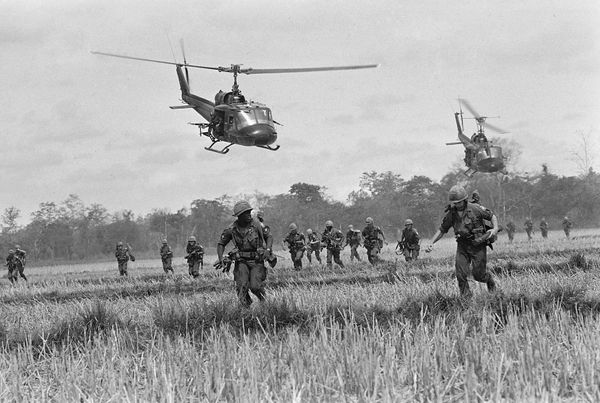Troops of the U.S. 173rd Airborne Brigade run from a helicopter landing zone northwest of Bien Hoa, May 20, 1965 - Sputnik International