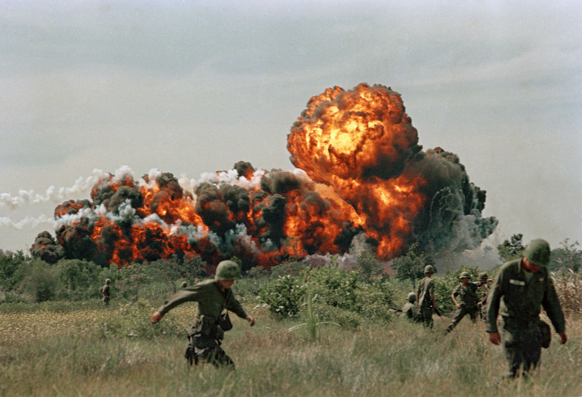A napalm strike erupts in a fireball near U.S. troops on patrol in South Vietnam, 1966 during the Vietnam War A napalm strike erupts in a fireball near U.S. troops on patrol in South Vietnam, 1966 during the Vietnam War - Sputnik International, 1920, 22.02.2023