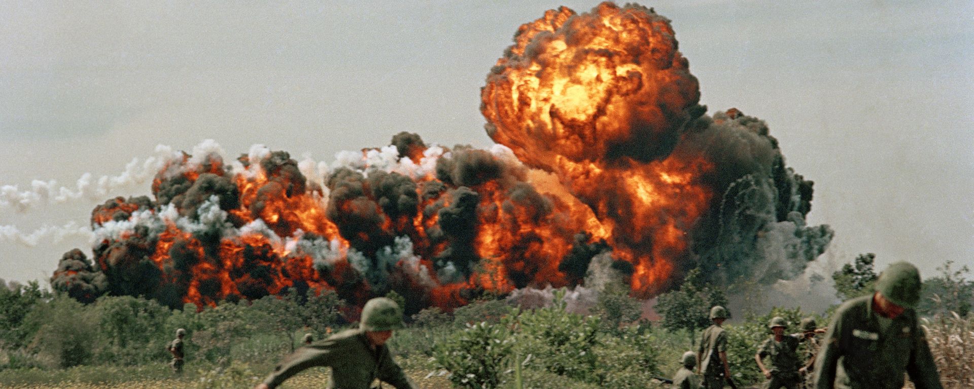 A napalm strike erupts in a fireball near U.S. troops on patrol in South Vietnam, 1966 during the Vietnam War - Sputnik International, 1920, 21.12.2023