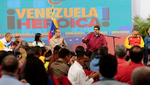 Venezuela's President Nicolas Maduro (2nd R) speaks during a meeting with members of the Constituent Assembly in Caracas, Venezuela August 2, 2017. - Sputnik International
