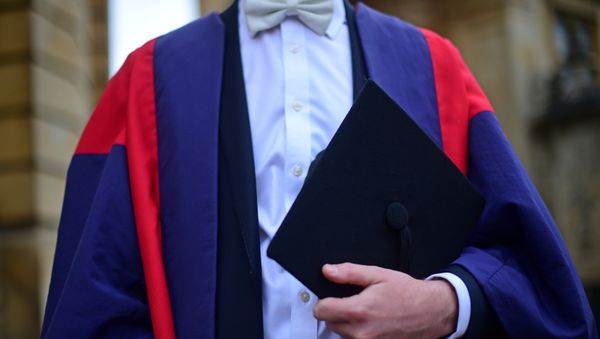 A graduate poses for an official photograph outside the Sheldonian Theatre after a graduation ceremony at Oxford University, in Oxford, Britain July 15, 2017. - Sputnik International