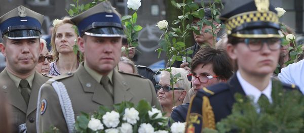 A Polish Army junior officers and Warsaw residents hold flowers during a ceremony to unveil a monument for for World War II hero, Capt. Witold Pilecki, who volunteered to go to Auschwitz and report on the atrocities there, and was later killed by Poland's communist regime,, in Warsaw, Poland, Saturday, May 13, 2017. A Polish Army junior officers and Warsaw residents hold flowers during a ceremony to unveil a monument for for World War II hero, Capt. Witold Pilecki, who volunteered to go to Auschwitz and report on the atrocities there, and was later killed by Poland's communist regime,, in Warsaw, Poland, Saturday, May 13, 2017. - Sputnik International